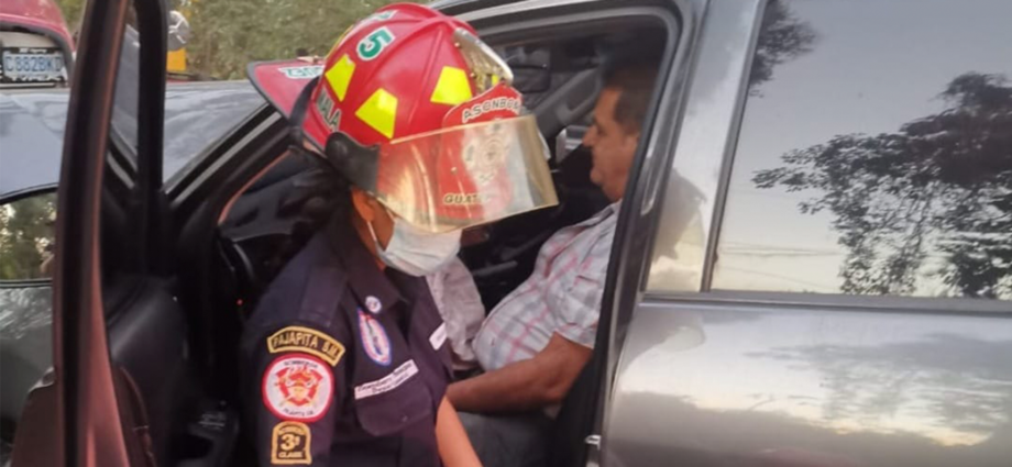 Cuerpos de socorro atienden accidente de tránsito en Quetzaltenango