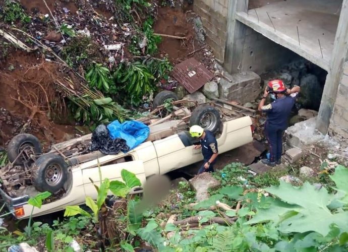 Vehículo cae en Hondonada en el Palmar Quetzaltenango