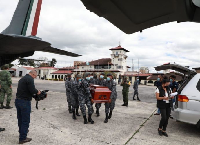 Restos de 19 guatemaltecos fallecidos tras accidente en Chiapas arriban al país