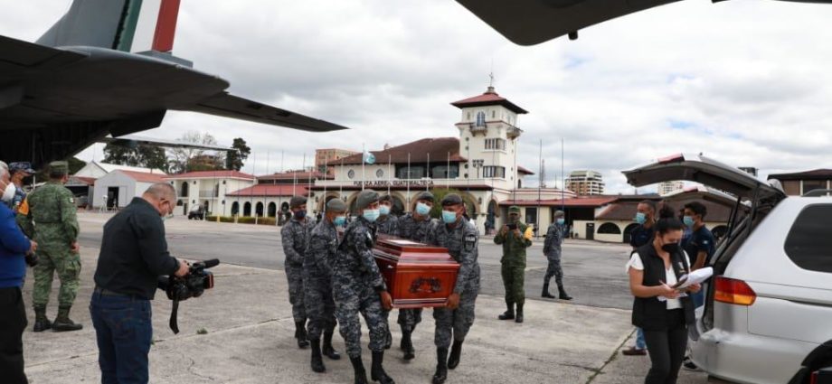Restos de 19 guatemaltecos fallecidos tras accidente en Chiapas arriban al país