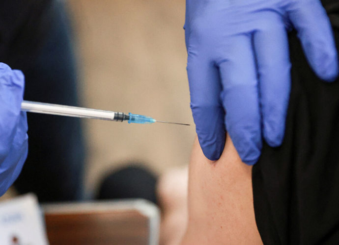 Salud analiza procedimiento de compra de vacunas para menores de edad