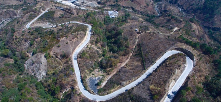 Presidente Giammattei inaugura tramo carretero entre Chimaltenango y Quiché