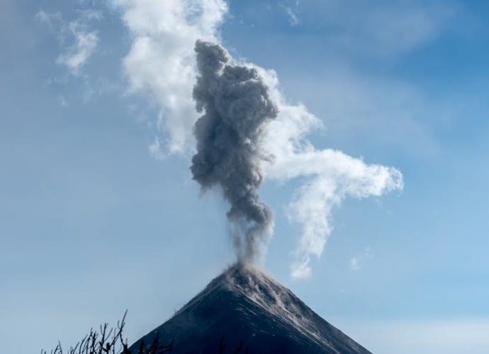 Volcán de Fuego presenta explosiones débiles y moderadas