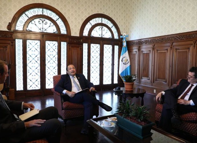 Canciller Mario Búcaro conversa sobre oportunidades de inversión en Guatemala con directivos de revista LatAm Investor