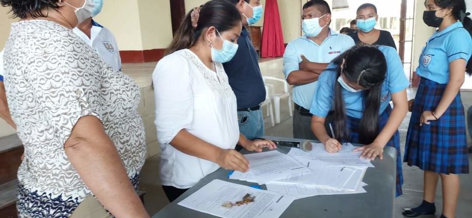 Más de 2 mil jóvenes son beneficiados con becas académicas en Petén