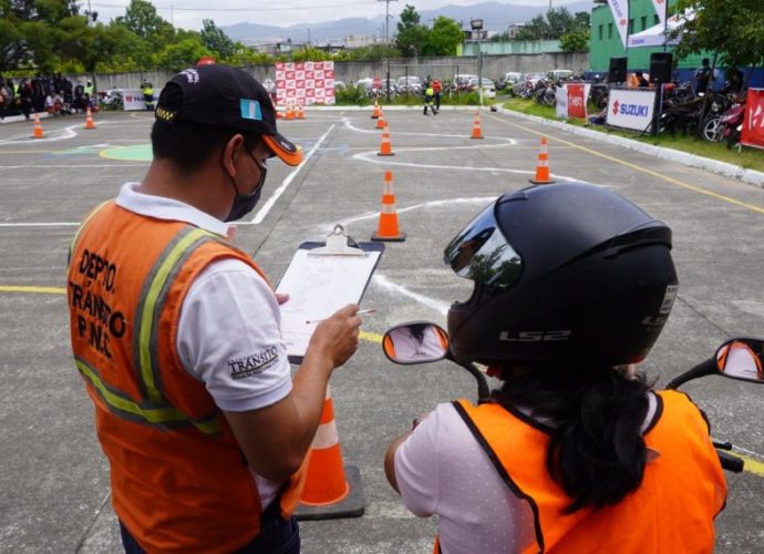 Mujeres obtienen su licencia para conducir motocicleta gracias al proyecto “Tacones y Ruedas”