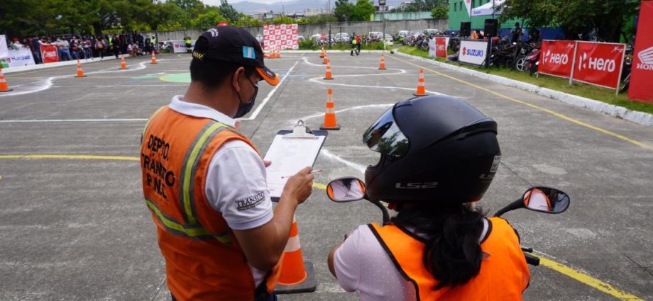 Mujeres obtienen su licencia para conducir motocicleta gracias al proyecto “Tacones y Ruedas”