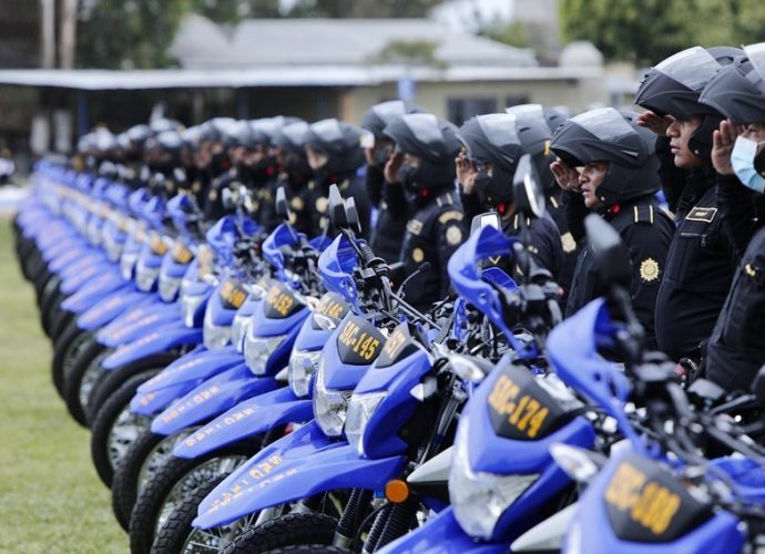 Presidente Giammattei entrega 350 motocicletas para el fortalecimiento de la PNC