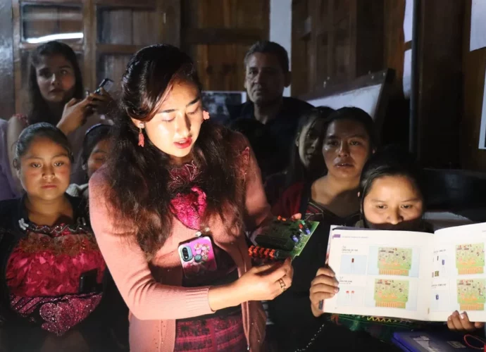 Guatemaltecas Reciben título de ingenieras solares