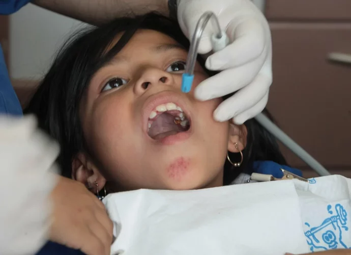 Fomentan la salud dental en niños y adultos