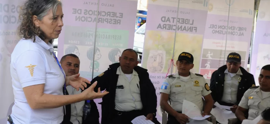 Agentes de la PNC participan en Feria de la Salud Mental