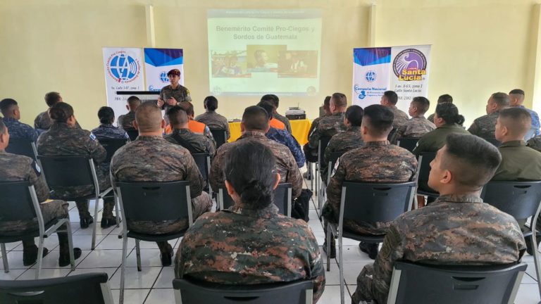 Soldados guatemaltecos se capacitan para la prevención de enfermedades visuales y auditivas.