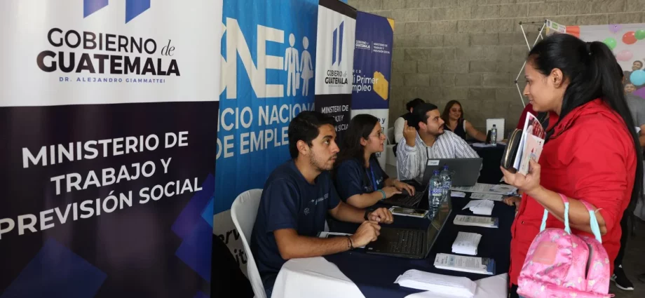 Guatemaltecos asisten a la Feria Nacional de Empleo 2023