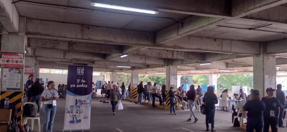 #Nacionales |  Centro de votación en complejo comercial de Boulevard El Frutal, Villa Nueva, espera la participación de 6 mil personas.