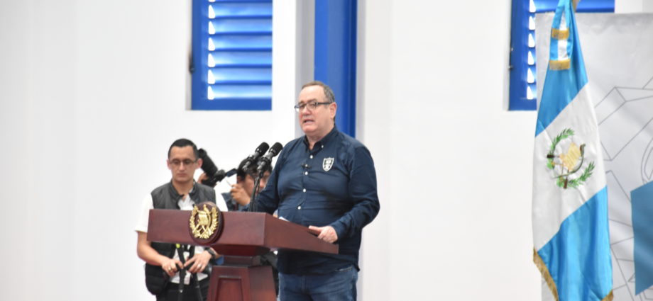 #Nacionales | El presidente resalta la innovación en la Escuela de la Reforma en Santa Cruz Muluá, Retalhuleu