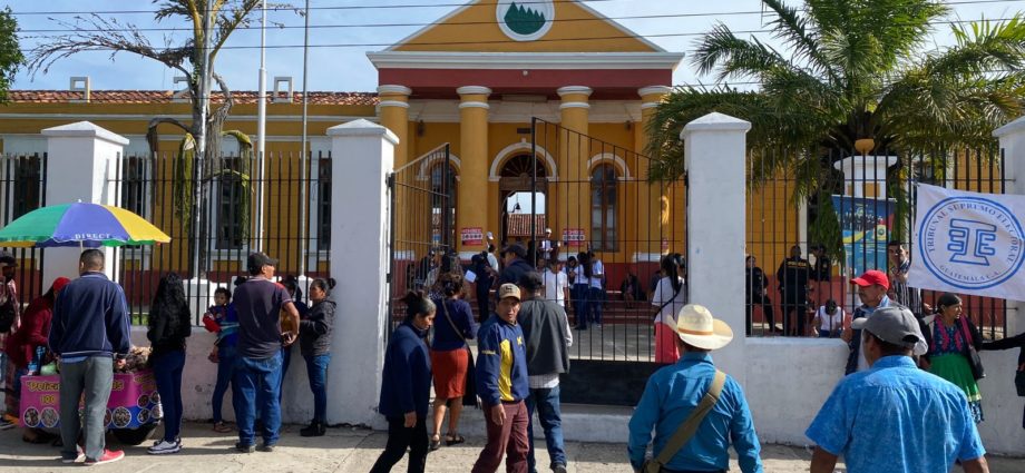 #Departamentales | Mediana afluencia de votantes en el Instituto Normal Centroamericano para Varones Incav Jalapa, Jalapa