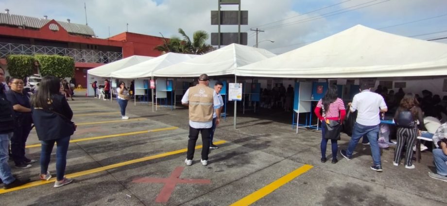 #Nacionales | Centro de votación en complejo comercial de la zona 18 capitalina cuenta con presencia policial, del MP y de la PDH.