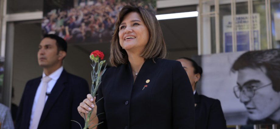 Vicepresidenta Karin Herrera llama a llevar honra a la USAC