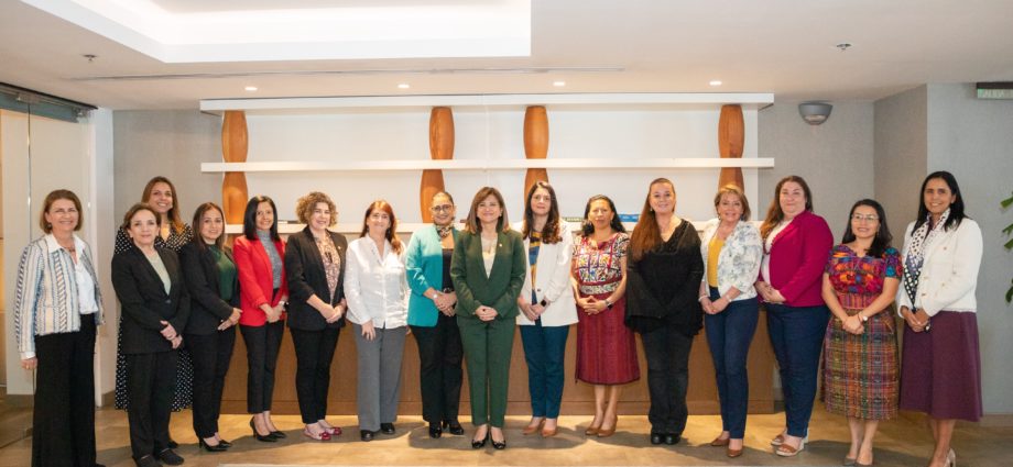 Vicepresidenta Karin Herrera lidera empoderamiento de las mujeres