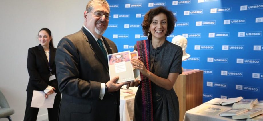 El presidente Bernardo Arévalo fortalece la cooperación con la Unesco en su gira por Europa