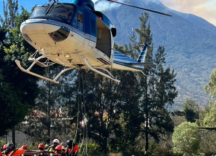 Volcán de Agua: socorristas y helicópteros sofocan incendio forestal