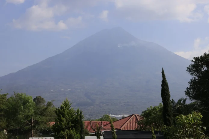 Cuerpos de socorro están actuando para combatir focos identificados en el volcán de Agua