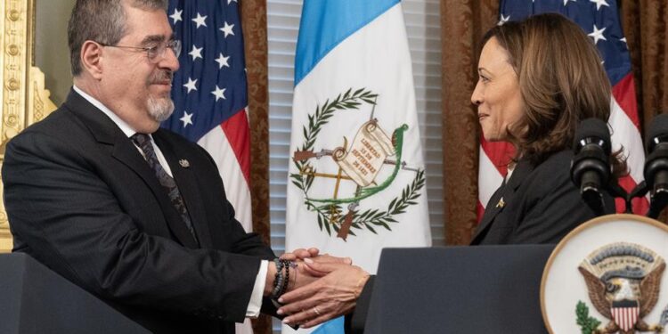 Senador estadounidense elogia el apoyo de su país al gobierno del presidente Arévalo