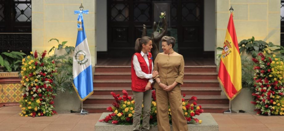 La reina Letizia llegó a Guatemala para conocer algunos de los avances de proyectos