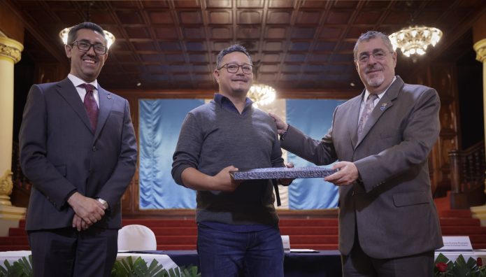 Presidente de Guatemala Recibe Obras de Arte Conmemorativas de la Revolución de 1944