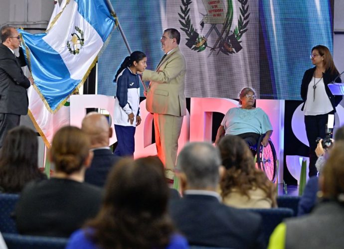 El Presidente Arévalo Rinde Homenaje a Atletas Guatemaltecos en la Ceremonia de Juramentación para los Paralímpicos de París 2024