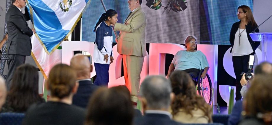 El Presidente Arévalo Rinde Homenaje a Atletas Guatemaltecos en la Ceremonia de Juramentación para los Paralímpicos de París 2024