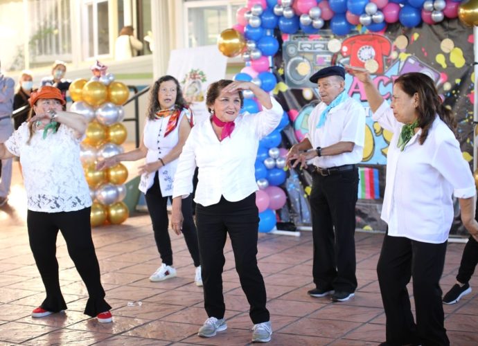 Los terapeutas están convencidos de que el baile ayuda a los adultos mayores