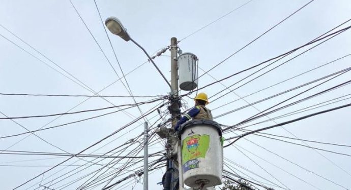 La Municipalidad de Guatemala informó como parte de su programa anual se retiran 350 KM de cables aéreos