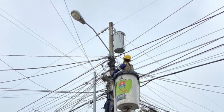 La Municipalidad de Guatemala informó como parte de su programa anual se retiran 350 KM de cables aéreos