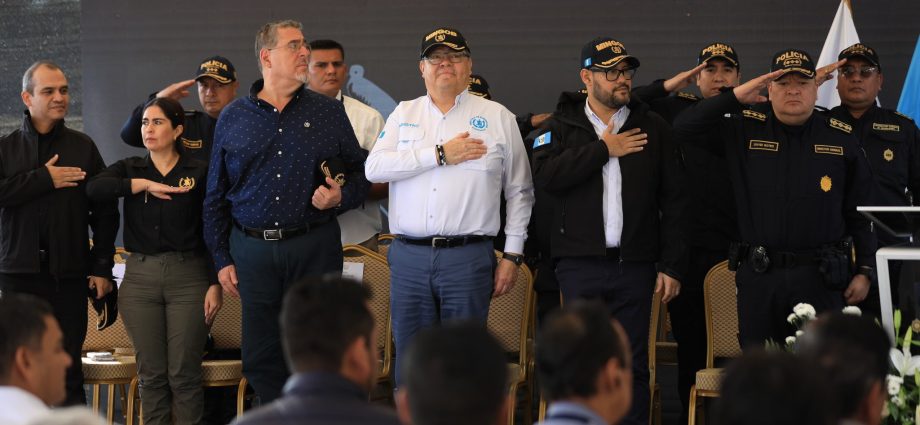 Presidente Bernardo Arévalo y el ministro de Gobernación Francisco Jiménez inauguraron la Subestación policial en el municipio de Santa María Ixhuatán