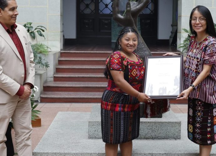 Petronila Algua Chacaj efectuó el simbólico cambio de la rosa de la paz