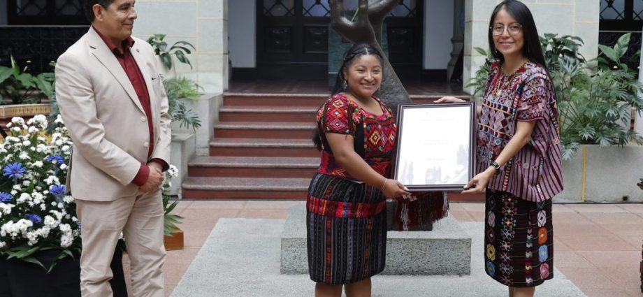 Petronila Algua Chacaj efectuó el simbólico cambio de la rosa de la paz