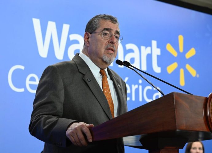 Presidente Arévalo participó en inauguración de Walmart Naranjo