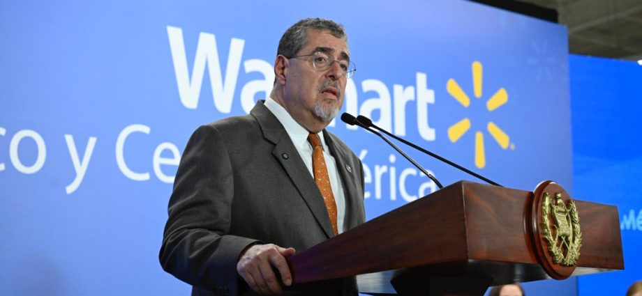 Presidente Arévalo participó en inauguración de Walmart Naranjo