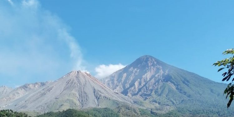 Volcanes de Fuego y Santiaguito se encuentran emitiendo explosiones débiles y moderadas