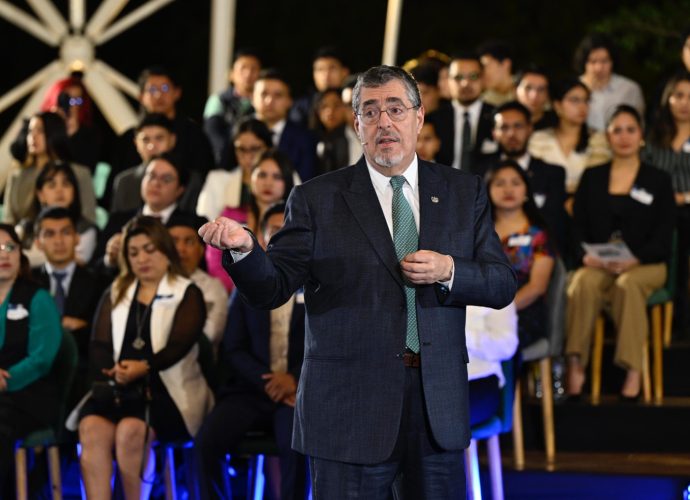 Presidente Arévalo compartió con estudiantes universitarios el compromiso de su administración con la transparencia