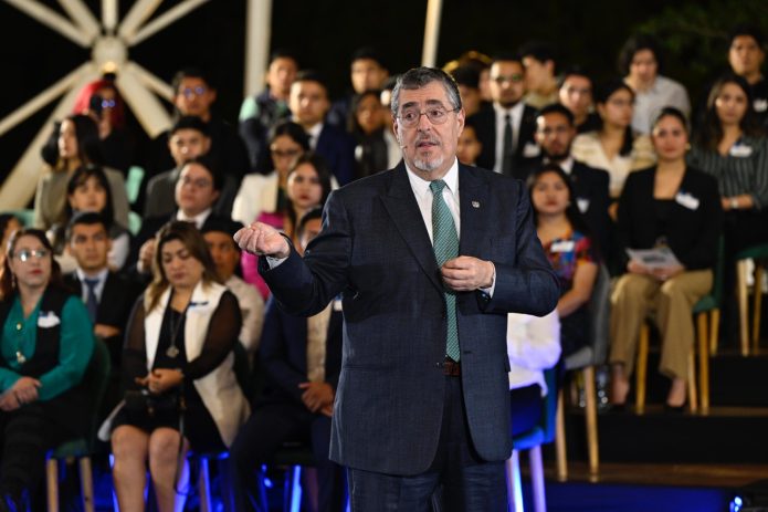 Presidente Arévalo compartió con estudiantes universitarios el compromiso de su administración con la transparencia