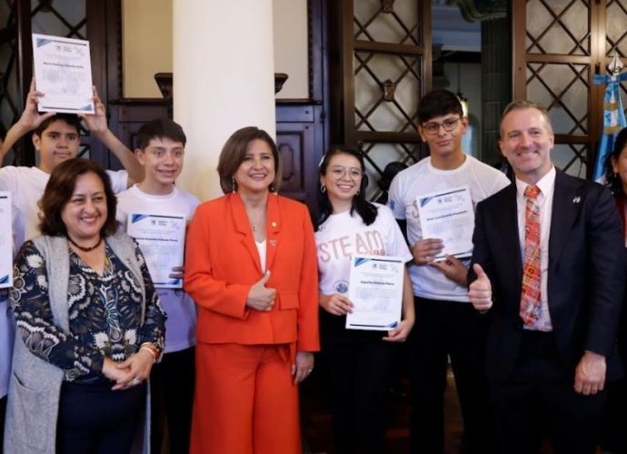 Vicepresidenta toma juramento a jóvenes guatemaltecos que serán los representantes del país en el programa Globe de la NASA.