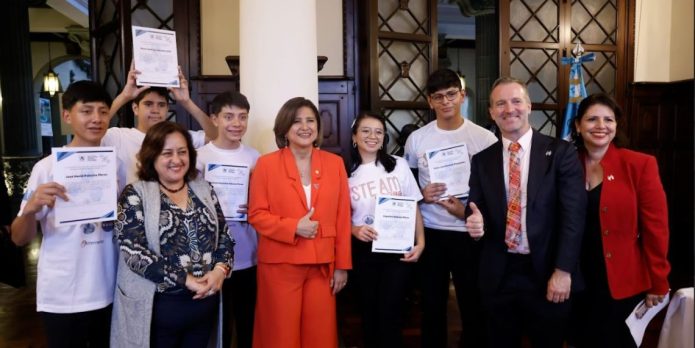 Vicepresidenta toma juramento a jóvenes guatemaltecos que serán los representantes del país en el programa Globe de la NASA.