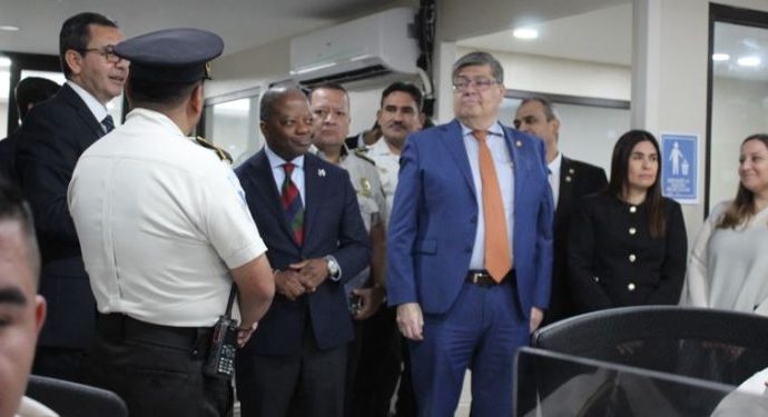 El subsecretario adjunto de la INL Todd Robinson efectúo una visita a  las instalaciones de la Dirección General de la PNC