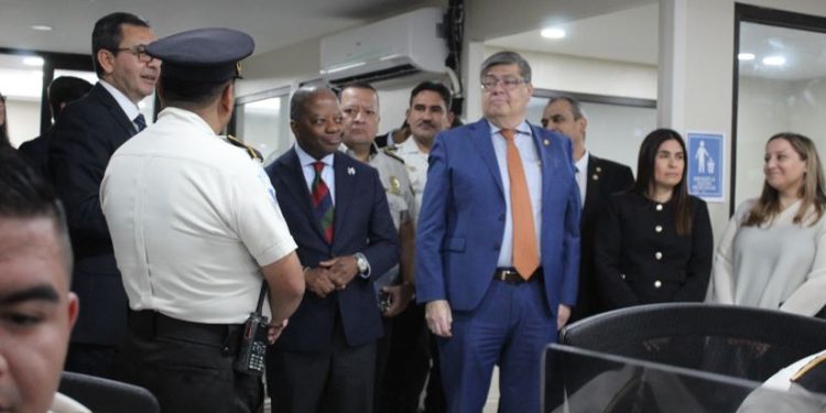 El subsecretario adjunto de la INL Todd Robinson efectúo una visita a  las instalaciones de la Dirección General de la PNC