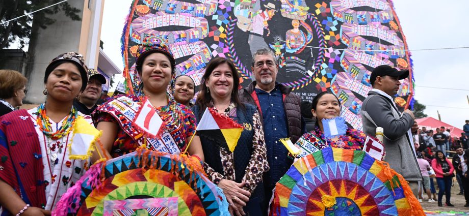 Presidente Bernardo Arèvalo participa en la actividad los Barriletes de Sumpango