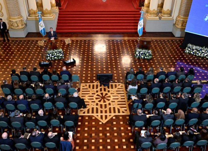 El presidente Arévalo  acompañado por el Ministro del MINEX Carlos Ramiro Martínez, encabezó la apertura del seminario del servicio exterior celebrado en el Palacio Nacional de la Cultura