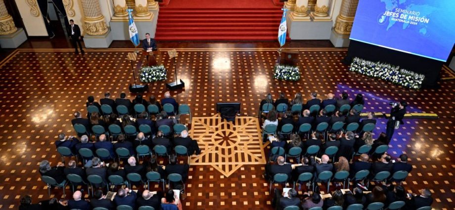 El presidente Arévalo  acompañado por el Ministro del MINEX Carlos Ramiro Martínez, encabezó la apertura del seminario del servicio exterior celebrado en el Palacio Nacional de la Cultura