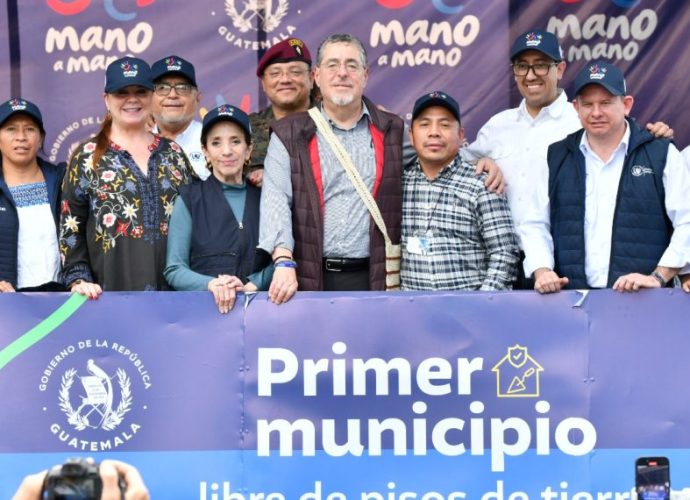 Presidente Arévalo, asistió a la ceremonia que proclamó a San Gaspar Ixchil el primer municipio del país libre de pisos de tierra